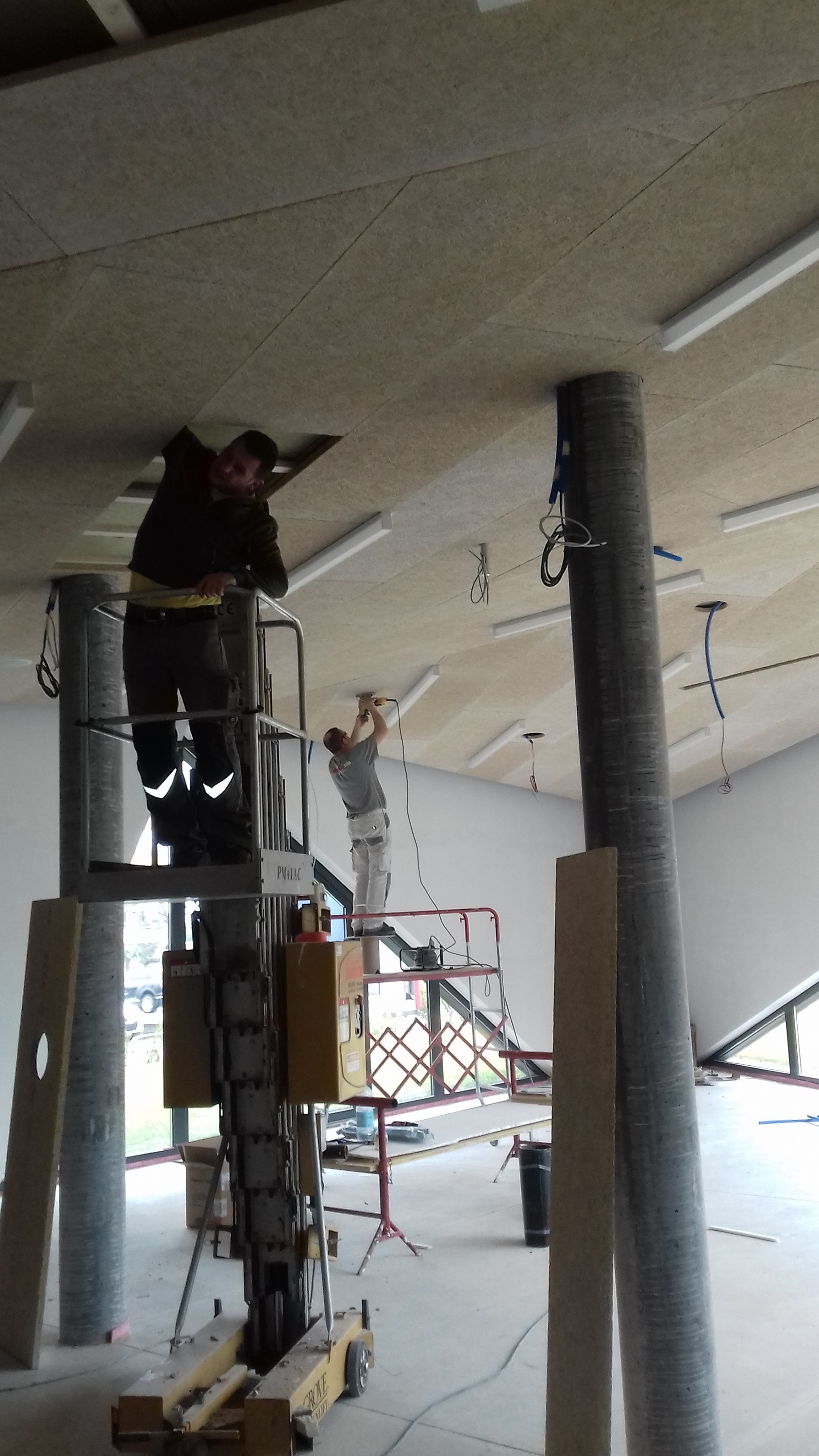 Installazione altoparlanti JBL a soffitto